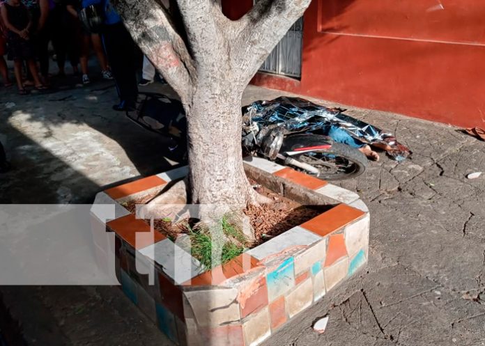 Motociclista muere al estrellarse contra una vivienda en la colonia Máximo Jerez