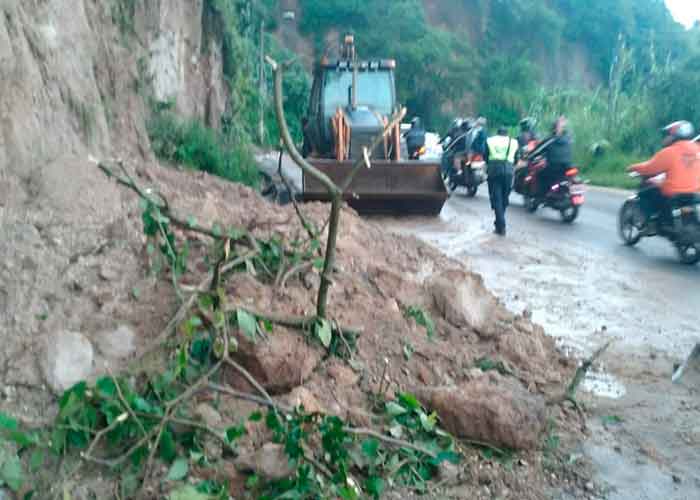 De Mixco a Ciudad Quetzal también se reportó un derrumbe que complicó el paso en el sector