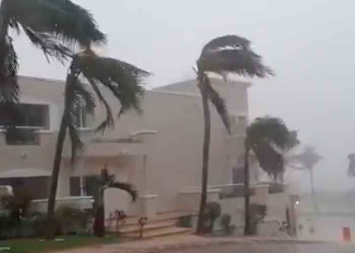 Grace se degradó este jueves de huracán a tormenta tropical mientras recorría el este de México