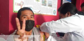 Mayores de 45 años reciben su vacuna AstraZeneca en Chinandega