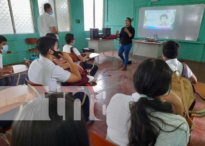 El movimiento ambientalista Guardabarranco realizando taller de sensibilización ambiental, con estudiantes de los últimos grados del centro 