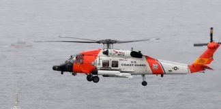 Un helicóptero de la Guardia Costera de EE. UU. Sobrevuela los barcos (Foto AP / Denis Poroy)