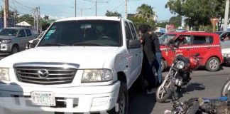 "No pudo esquivarlo": Motociclista choca con una camioneta y termina golpeado / FOTO / TN8