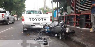 La mala maniobra de un taxista casi mata a un motorizado en Managua / FOTO / TN8