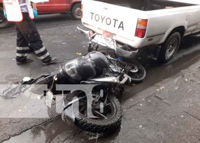 La mala maniobra de un taxista casi mata a un motorizado en Managua / FOTO / TN8 