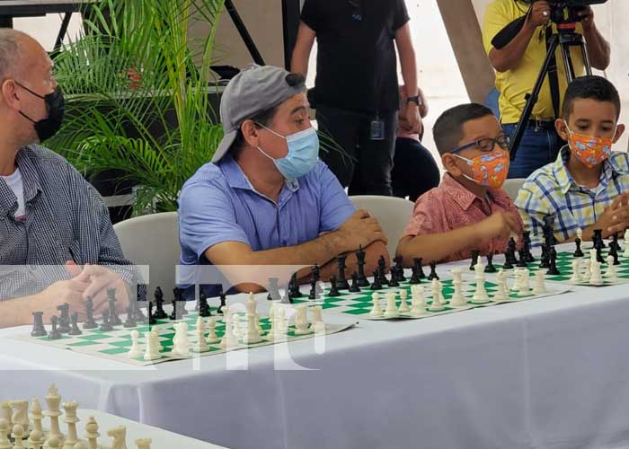 Martín Guevara se enfrenta a 50 personas en simultánea de ajedrez
