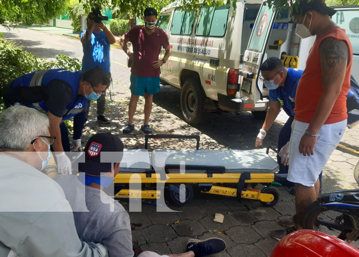 Hombre casi pierde su pierna al derramar un árbol en Managua