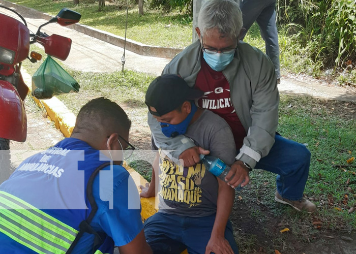 Hombre casi pierde su pierna al derramar un árbol en Managua