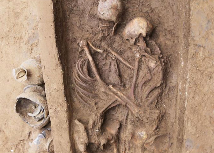 Descubren amantes abrazados en fosa de 1.500 años de antigüedad en China