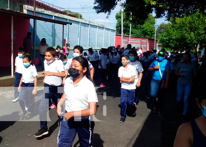 Estudiantes de Nicaragua participan en desfiles patrios