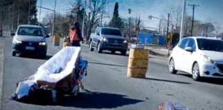 Macabro: Ataúd cae de un carro fúnebre y el cadáver queda en plena calle