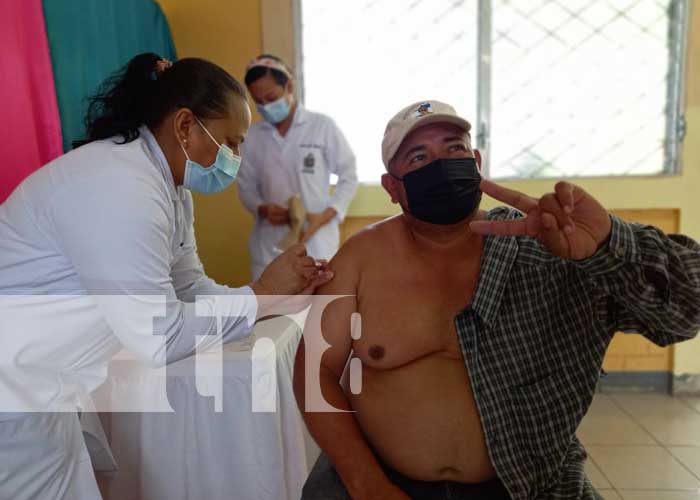 Foto: Aplican la vacuna AstraZeneca en Río San Juan / TN8