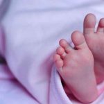 Un Bebé recién nacido sobrevive sobre el cadáver de su mamá