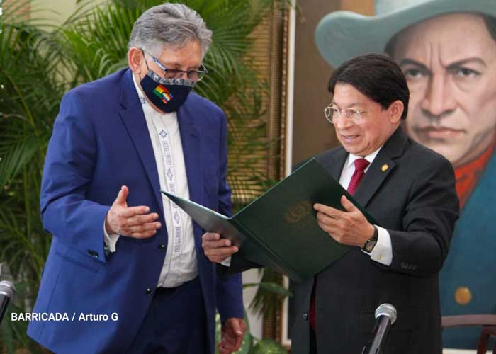Firma de diplomáticas de Nicaragua y Bolivia, por el nuevo embajador