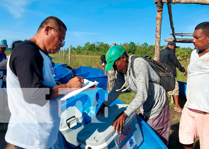 Gobierno de Nicaragua entrega materiales de pesca en Sandy Bay
