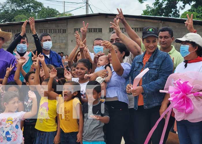 Familias celebran nuevas calles en el barrio Oscar Turcios