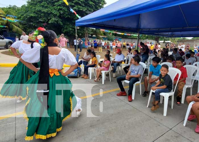 Familias celebran nuevas calles en el barrio Oscar Turcios