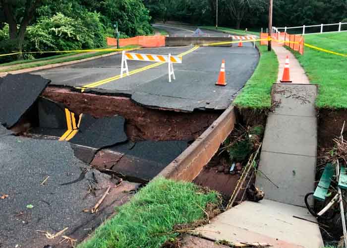 Lluvias de la tormenta tropical Henri colapsan una carretera 