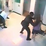 Brutal: Un policía estadounidense agarró del cuello una niña y la tiró al suelo