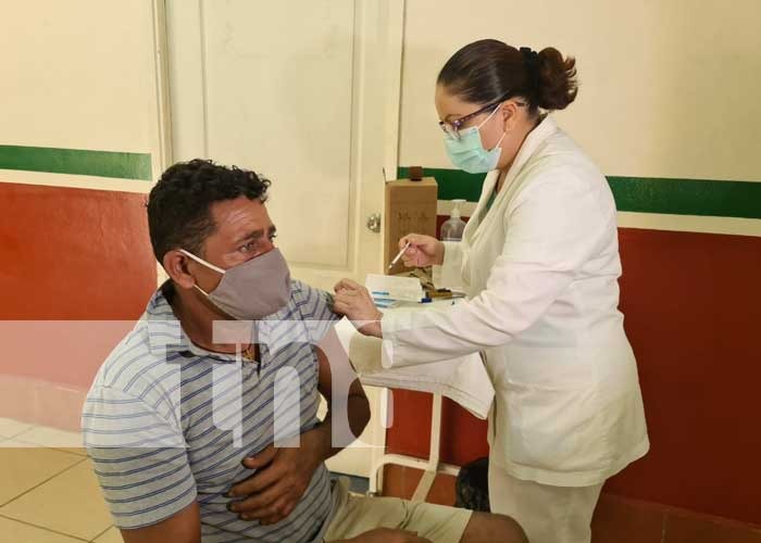 Personal médico en jornada de vacunación voluntaria contra el Covid-19