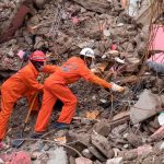 personal en busca de fallecidos tras el terremoto en Haití