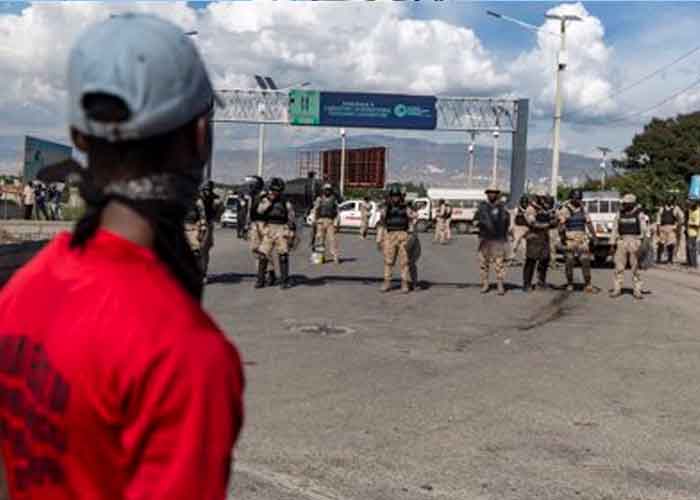 Un joven frente a las autoridades policiales de Haití 