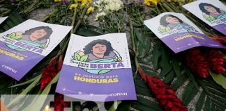 Volantes con la imagen de Berta Cáceres, hondureña y activista ambiental y de derechos indígenas que fue asesinada / FOTO / AP