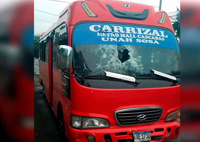 Unidad de transporte abandonada tras persecución policial en Honduras