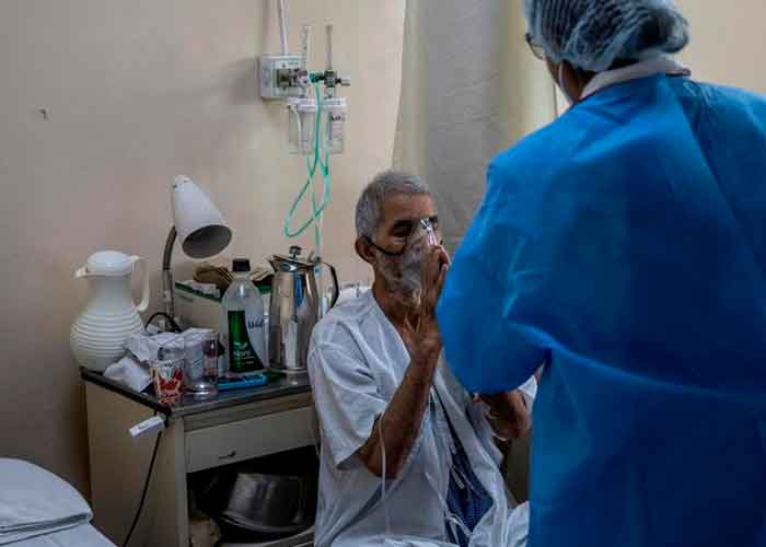 Enfermera atendiendo a un paciente contagiado con el Hongo Negro 
