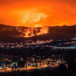 "Deben irse ahora": Enorme incendio rodea a un poblado en California / FOTO / CBS News