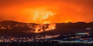 "Deben irse ahora": Enorme incendio rodea a un poblado en California / FOTO / CBS News