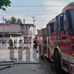 Incendio en un negocio que vende tanques de gas en Managua