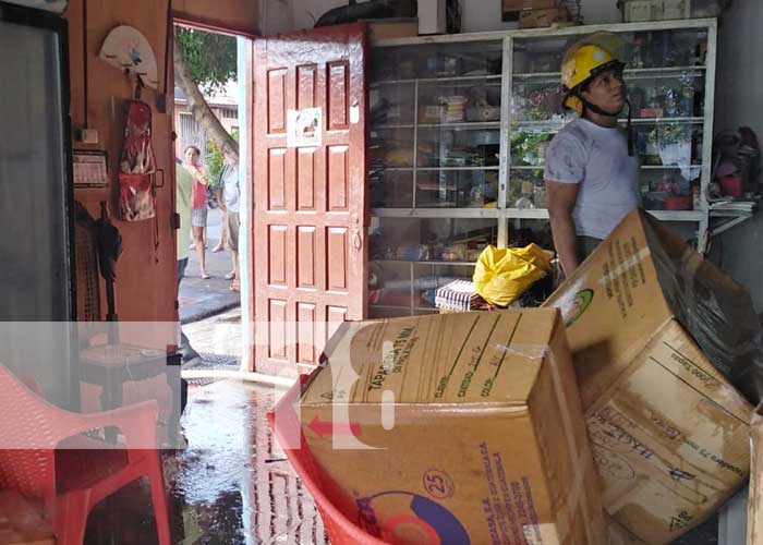 Incendio en un negocio que vende tanques de gas en Managua