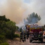 Bomberos luchan contra los incendios en Francia