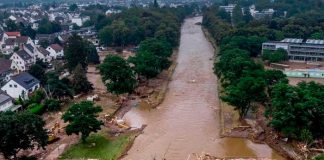 Mujer que fue arrastrada desde un puente por las inundaciones en Baviera.