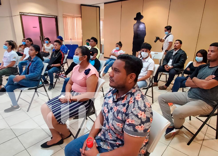 Jóvenes en Nicaragua conocen como crear paginas web 