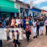 Niños y niñas participan del desfile a "caballito de palo" en Juigalpa