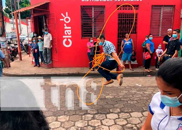 Niños y niñas participan del desfile a "caballito de palo" en Juigalpa
