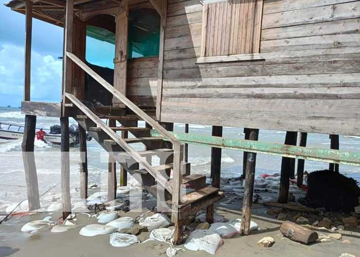 Casas afectadas en Bilwi por una marejada en el barrio El Muelle
