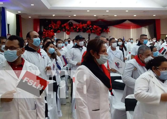 Médicos nicaragüenses celebran su día