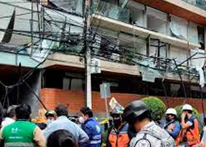 Equipos de emergencia enfrente del edificio tras la explosión