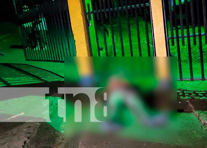 El cuerpo de una persona fue encontrada sin vida en el portón de una universidad