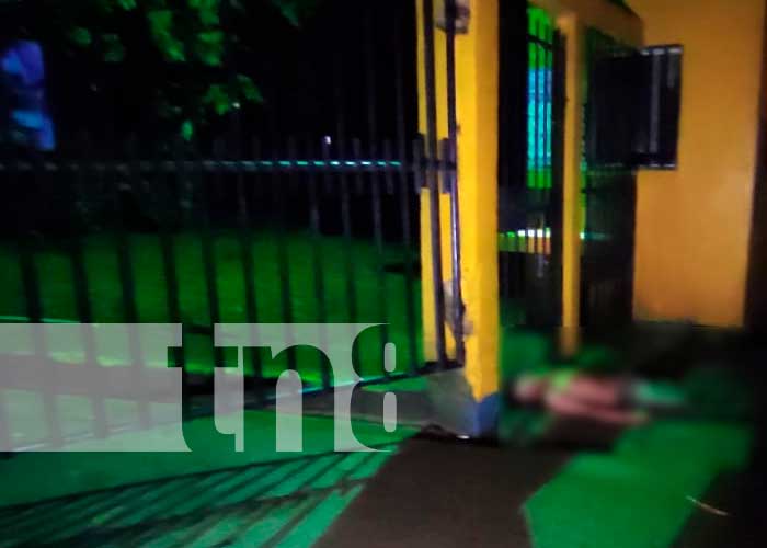 Cuerpo de una persona sin vida en el portón de una universidad en Siuna
