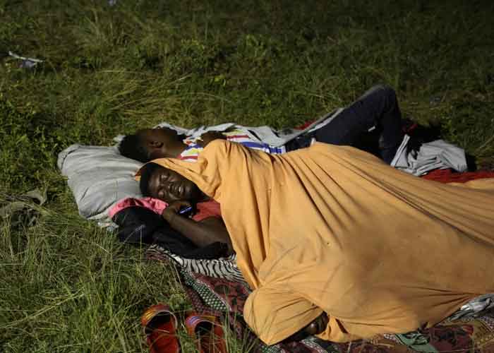 Personas haitianas durmiendo en la intemperie