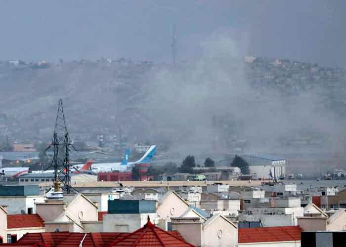 El humo sale tras una explosión mortal fuera del aeropuerto en Kabul.