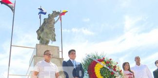 Nicaragua conmemoro esta fecha colocando ofrendas florales en el monumento al prócer independentista Simón Bolívar