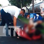 Motociclista impacta fuertemente a peatón