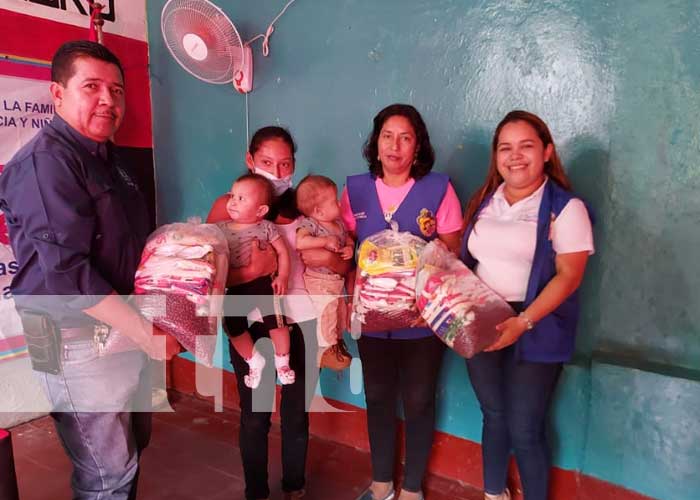 Entrega de paquetes alimenticios a madres en Matiguás