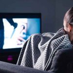 Una mujer sentada viendo una película de terror en su tv / Imagen referencial / Pixabay