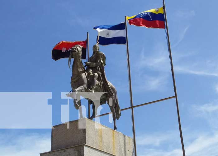 Nicaragua conmemoro esta fecha colocando ofrendas florales en el monumento al prócer independentista Simón Bolívar